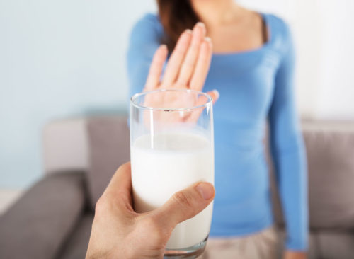 La mujer se acercó y le dijo que no al hombre que le dio un vaso de leche, una pérdida de peso poco saludable.