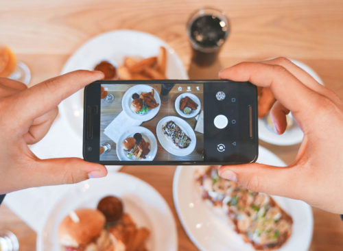 Toma una foto de la comida con tu teléfono