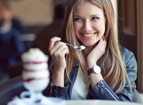 20 razones para subir de peso 22 Mujer come pastel
