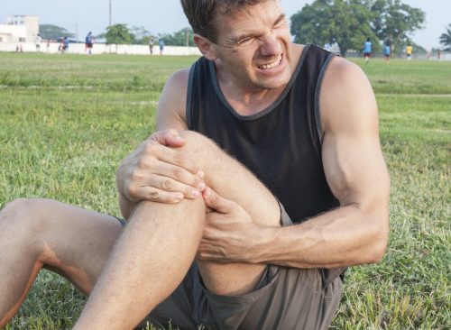 20 razones para subir de peso 36 Hombre con dolor de rodilla