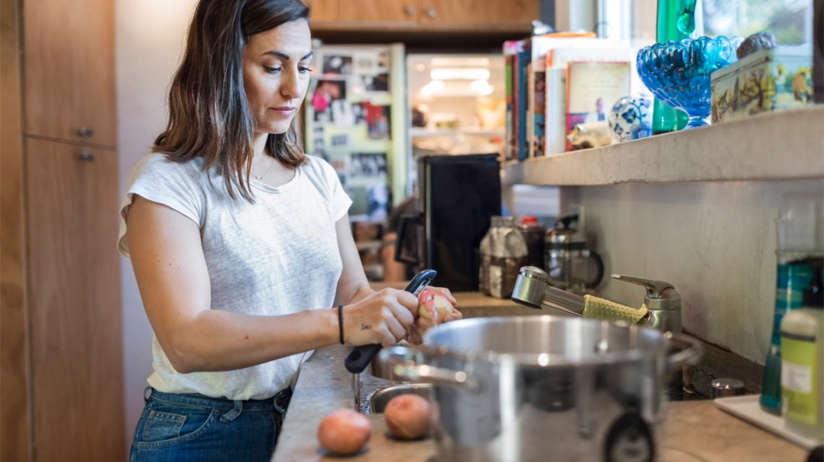 ¿Cuánto tiempo pueden durar las patatas? 1 Mujer pelando patatas en el fregadero