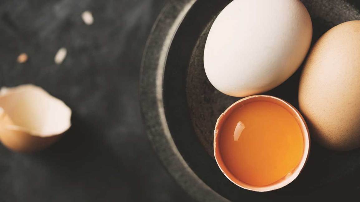 ¿Cuánto tiempo puede echarse a perder un huevo? 1 Huevos crudos en un bol