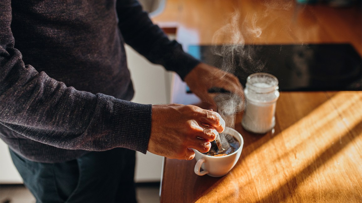 ¿Debería agregar proteína en polvo a su café? 1 El hombre hace café en el mostrador