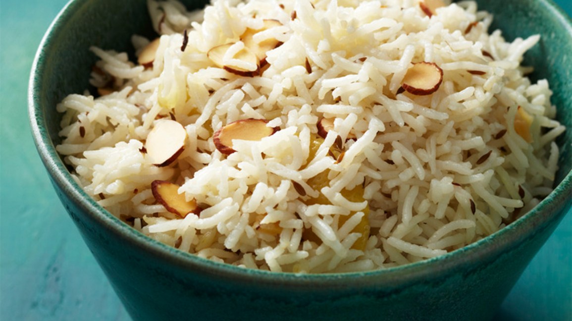¿El arroz basmati es bueno para ti? 1 Arroz basmati y rodajas de almendras cocidas en un bol