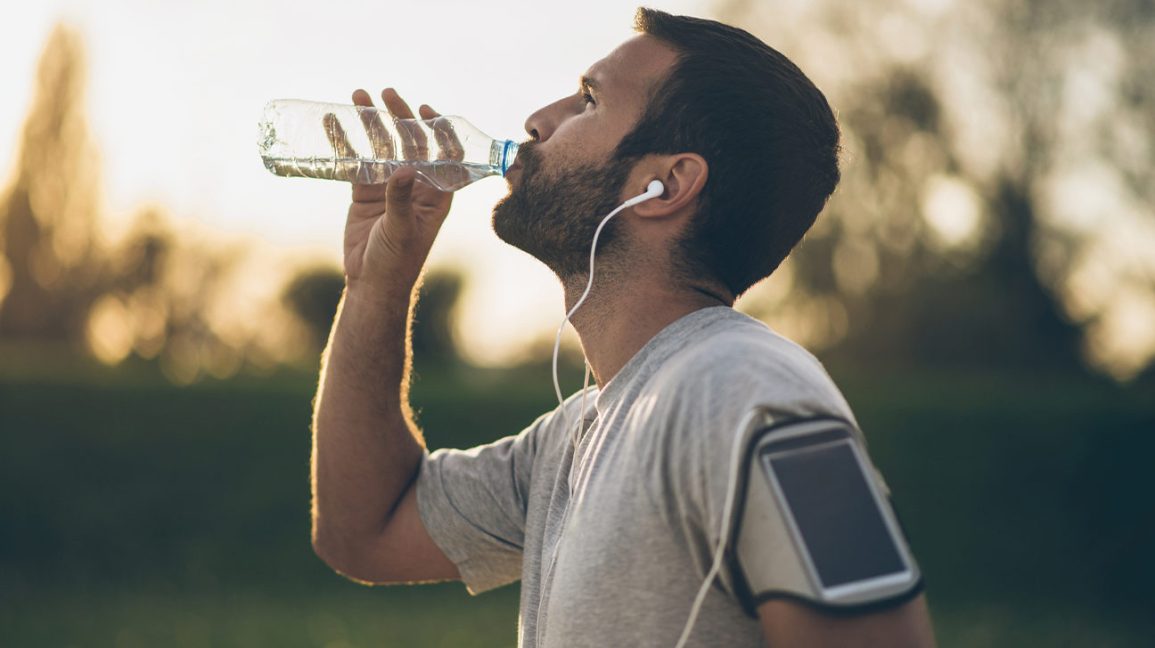 ¿El agua con cafeína es buena para usted? 1 Personas que beben agua que contiene cafeína.