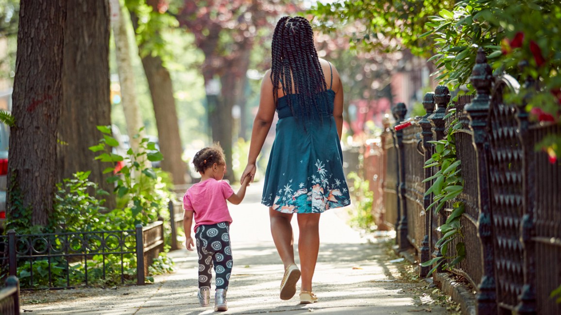 ¿Es bueno que vayas después de comer? 1 Madre camina con hija