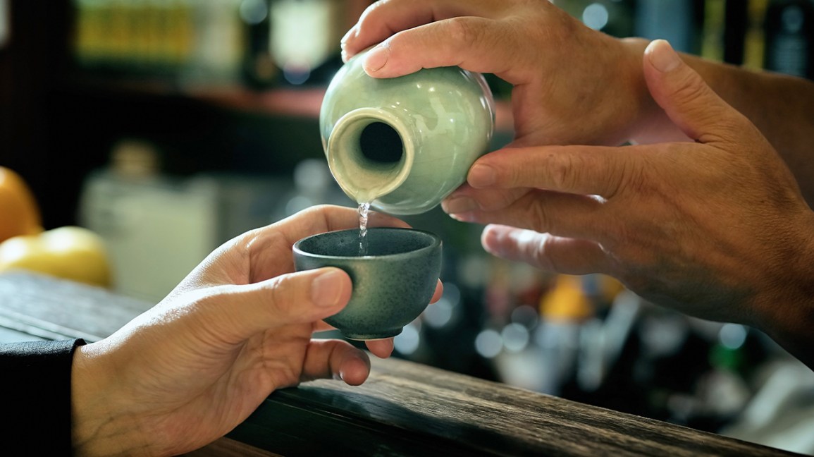 ¿Cuál es la diferencia entre el vinagre de arroz y el vino de arroz? 1 Sake vertido