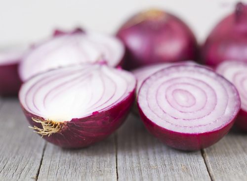 12 excelentes ingredientes para ensaladas para adelgazar Cebolla picada