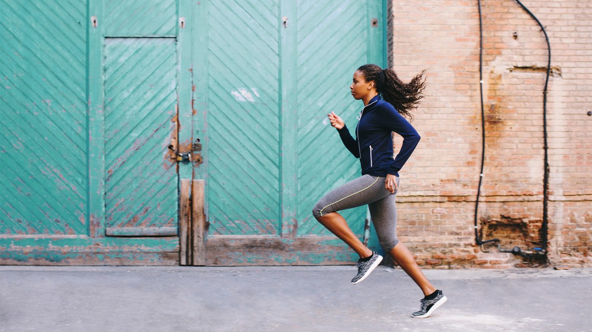 ¿Correr fortalece o destruye los músculos? 1 Mujer corriendo afuera