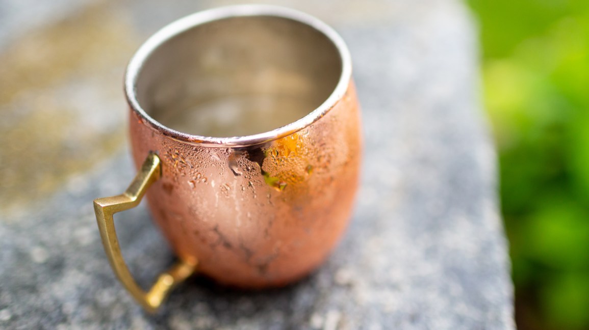 ¿Tiene alguna ventaja el agua con cobre? 1 Taza de cobre con agua