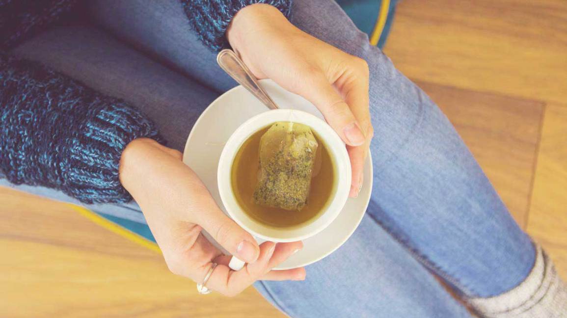¿Cuánta cafeína hay en el té verde? 1 Sosteniendo una taza de té verde