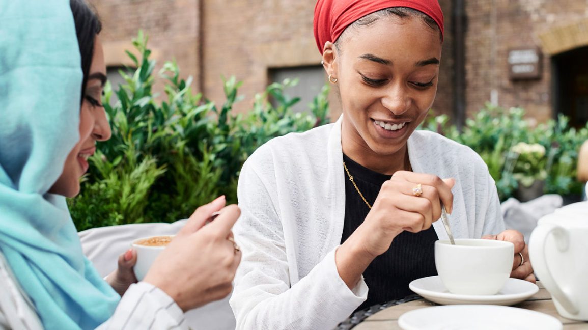 ¿Qué tan alto es el contenido de cafeína del té en comparación con el café? 1 Niveles de cafeína en mujeres que beben té o café