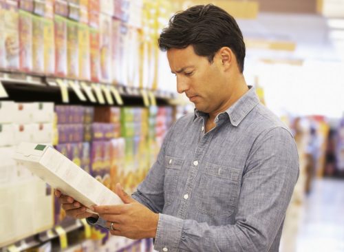 Consejos eficaces para perder peso que debe probar 58 El hombre lee una caja de cereal
