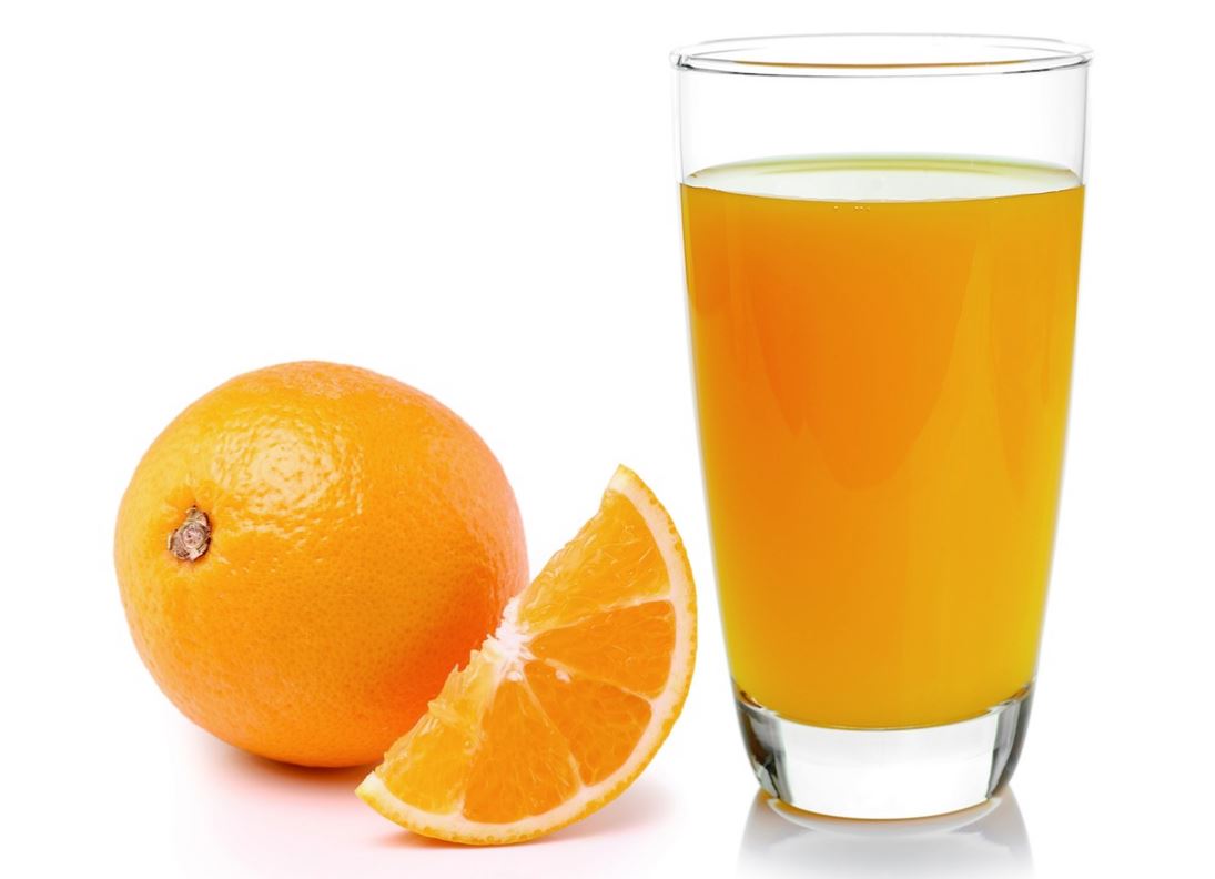 Se recomienda jugo de naranja comestible que contenga hierro.