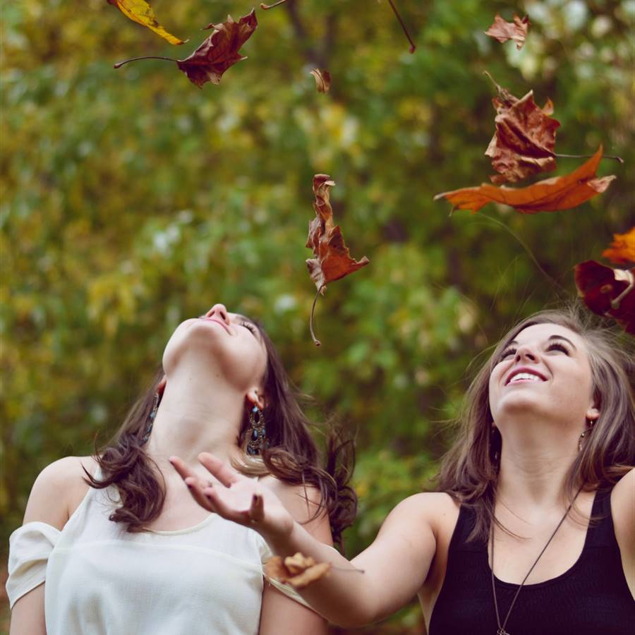 Las chicas arrojaron hojas secas al aire.