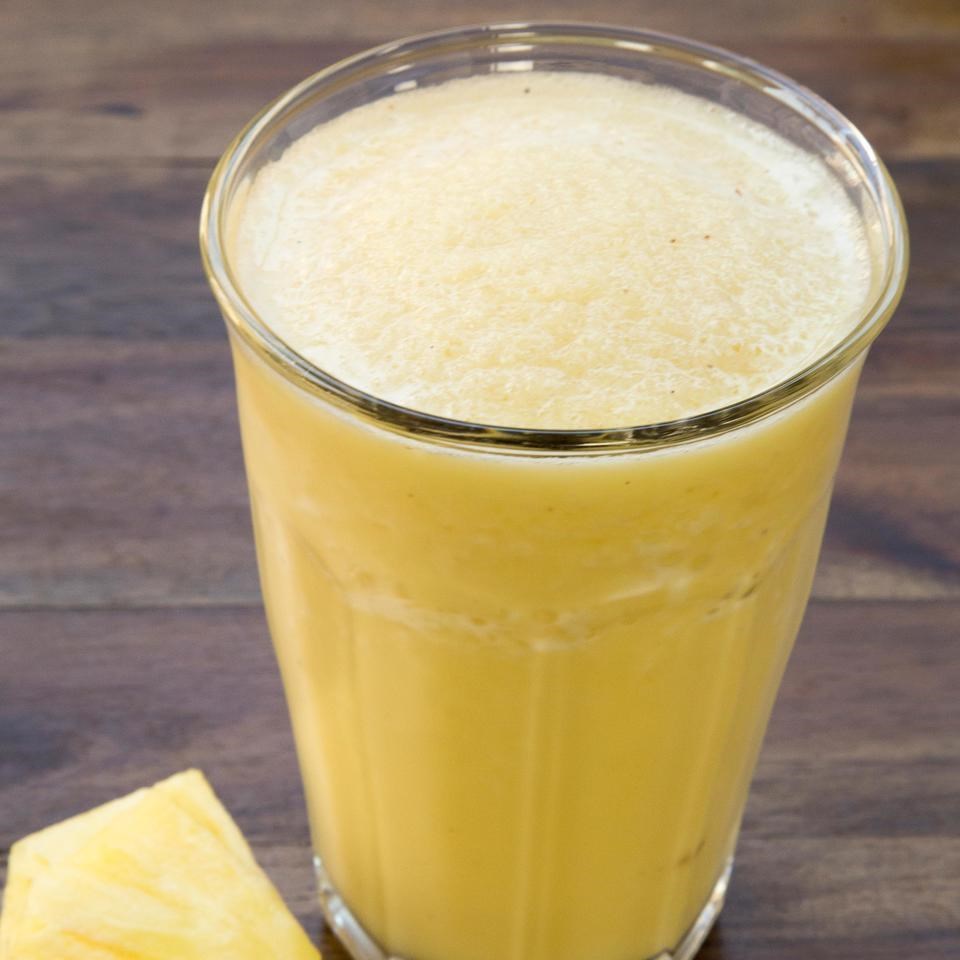Batido de piña Las piñas y las naranjas son las principales fuentes de vitamina C y A.