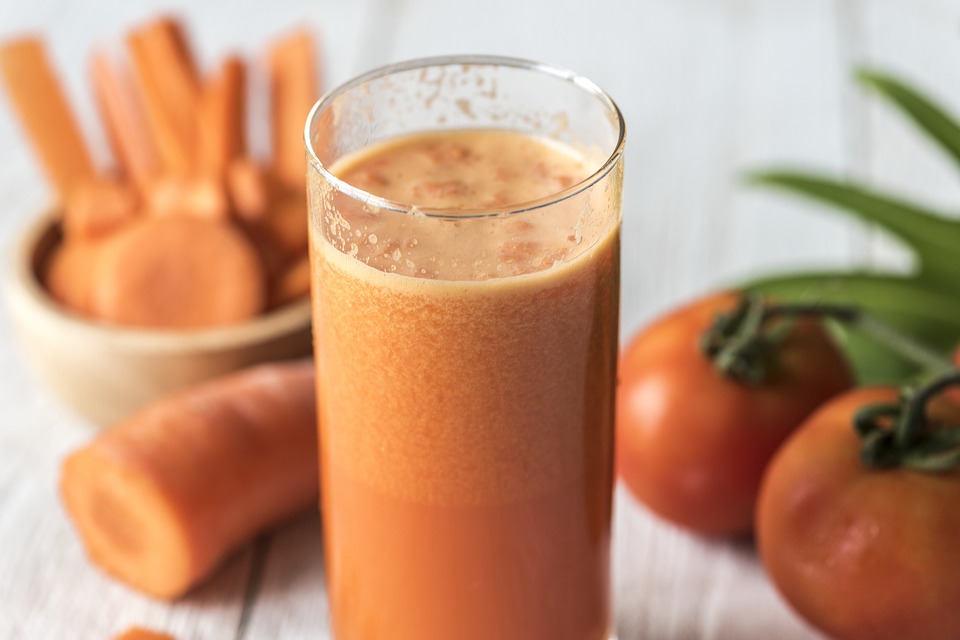 Jugo de tomate y vegetales El jugo de verduras es nuestra mejor opción para saciar el hambre durante la dieta.