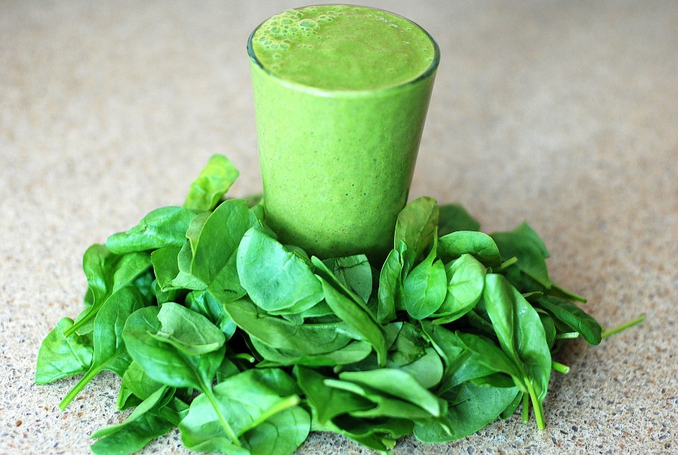 Jugo de espinaca La espinaca puede ayudarnos a solucionar muchos problemas de salud, y este batido es la mejor opción.