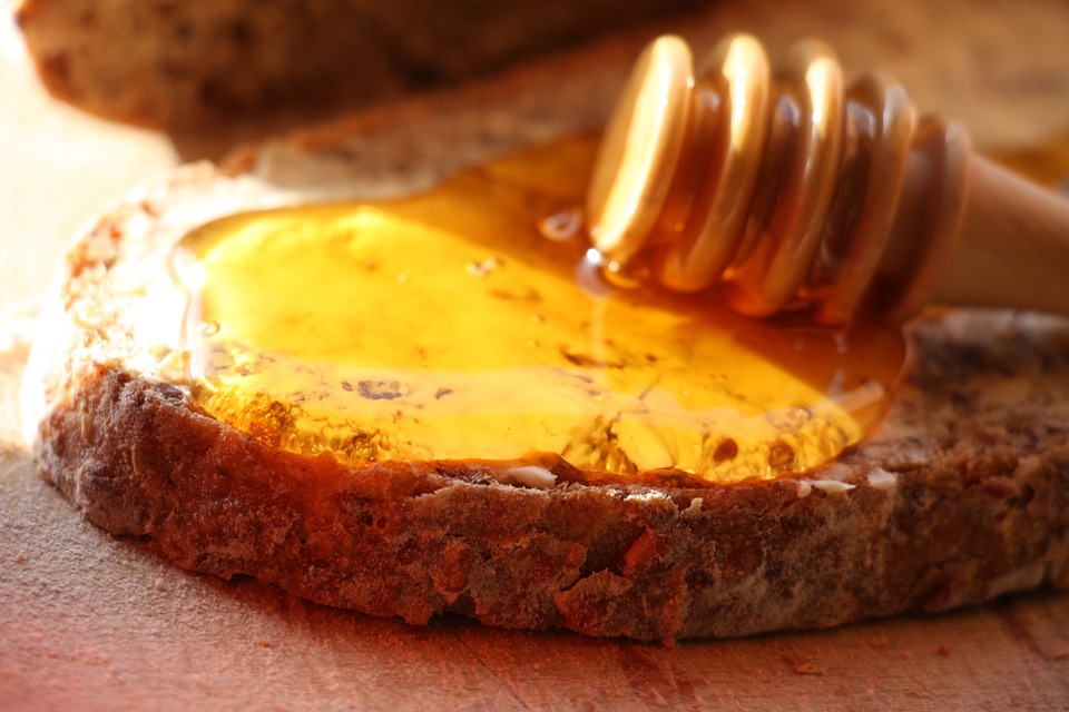 Pan tostado con miel Durante más de 800 años, la miel ha sido un excelente remedio casero.