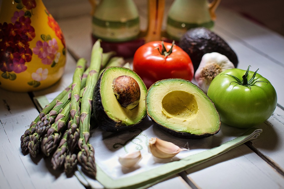 palta El aguacate es muy adecuado para las dietas, y podemos hacer un nutritivo guacamole.