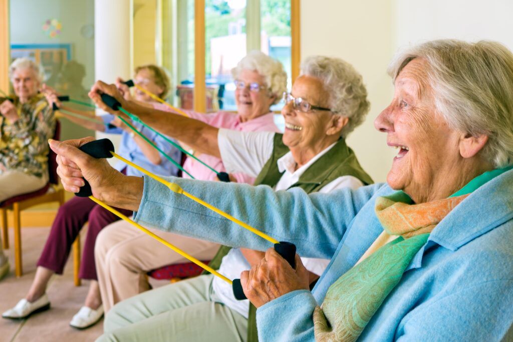mujeres mayores en una clase de ejercicios sonriendo