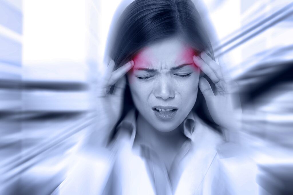 mujer con dolor de cabeza