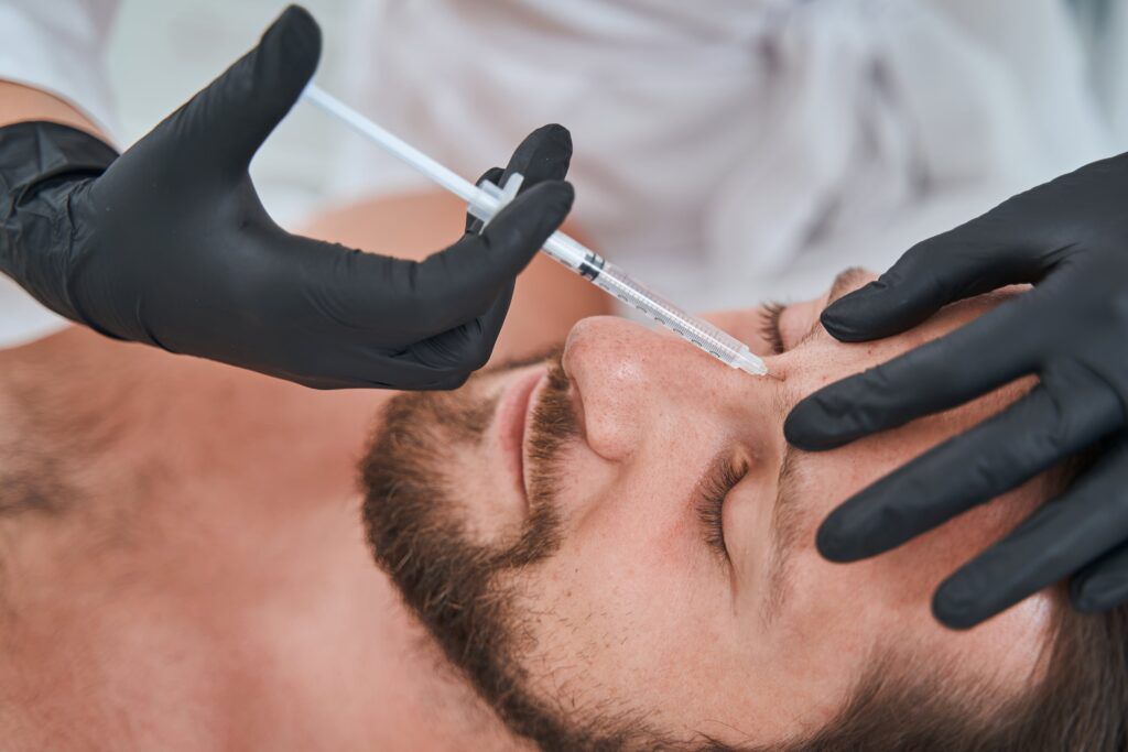 hombre recibiendo inyección de botox para el dolor de cabeza