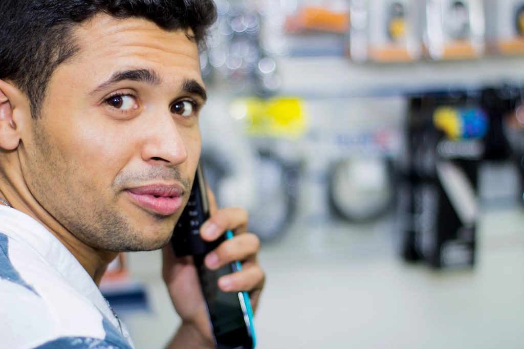hombre al telefono (ansiedad telefonica)