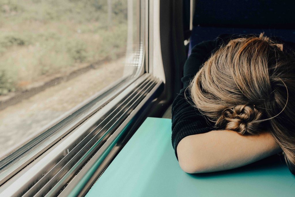 Mujer durmiendo en tren