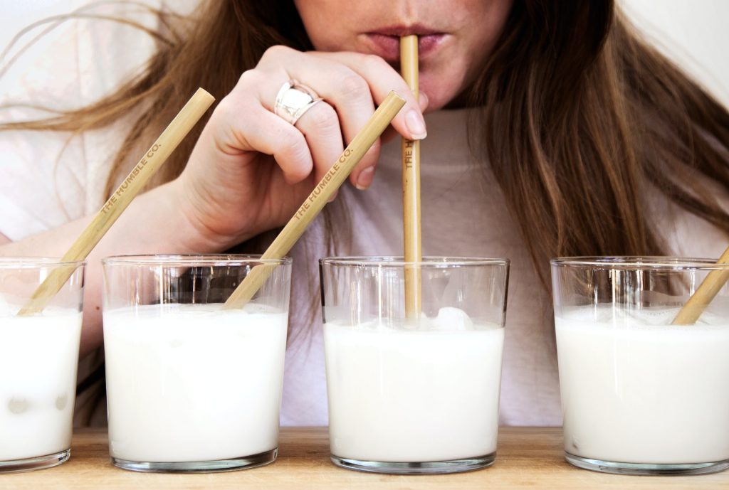 Mujer bebiendo leche