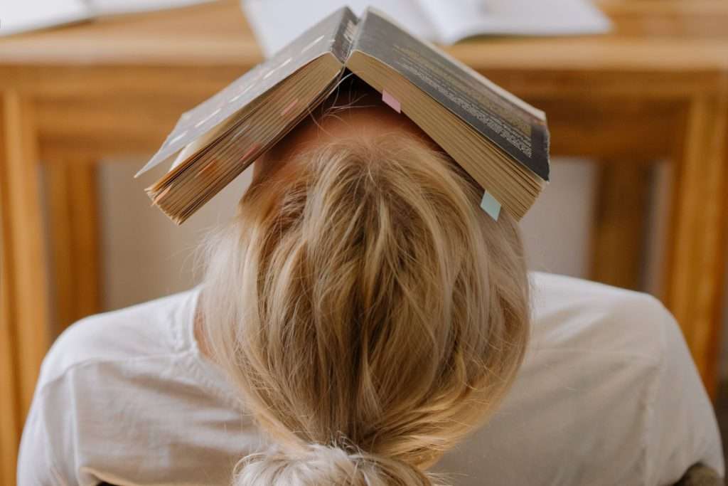 Una persona con un libro en la cara