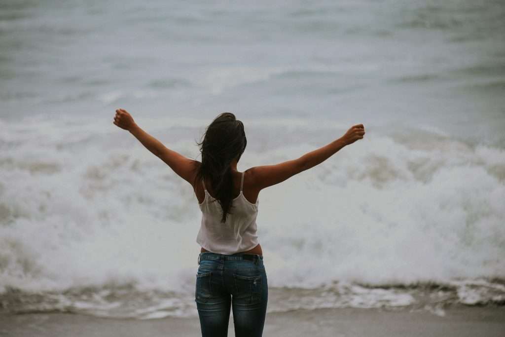 mujer frente al mar terapia del grito