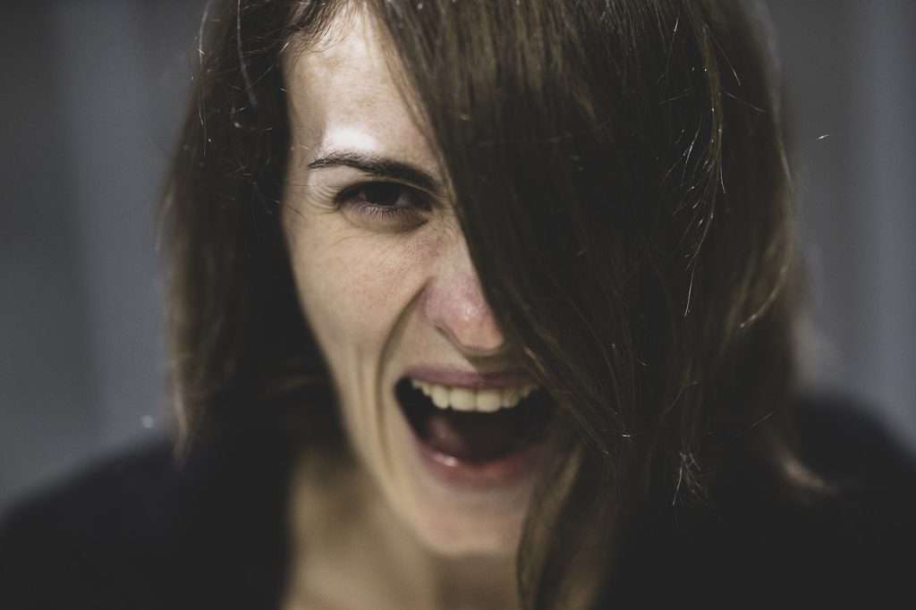 mujer grita