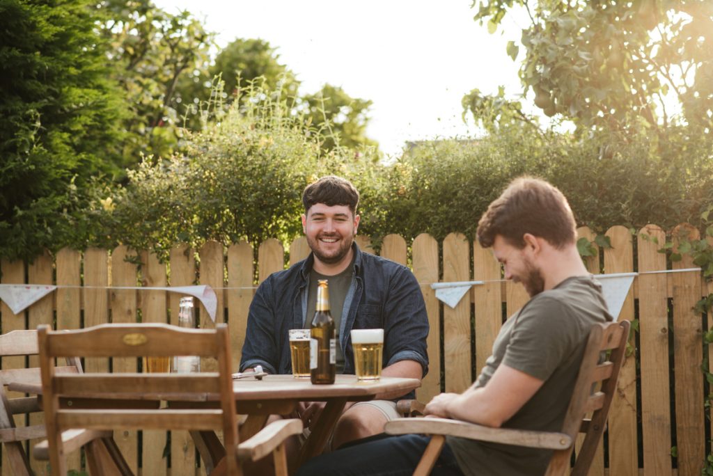 Dos personas bebiendo cerveza – Fuente: Pexels