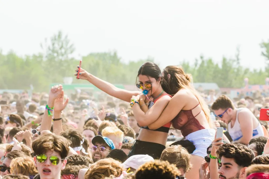Asistentes en un concierto - Fuente: Unsplash