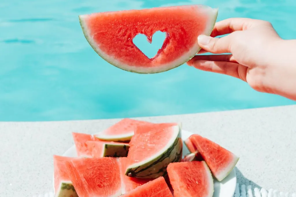 Un trozo de Sandía con Forma de Corazón – Fuente: Unsplash