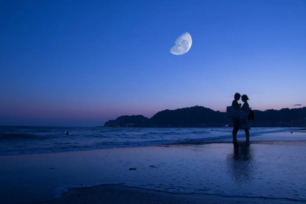 Dos personas en una playa – Fuente: Unsplash