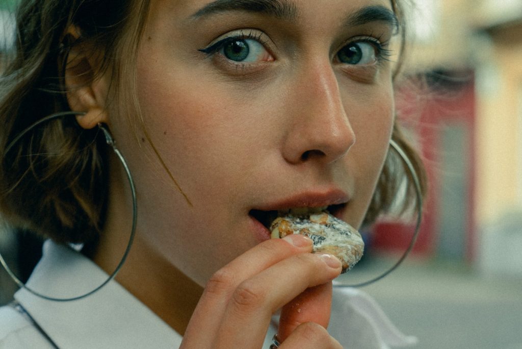 Una mujer come una galleta - Fuente: Pexels