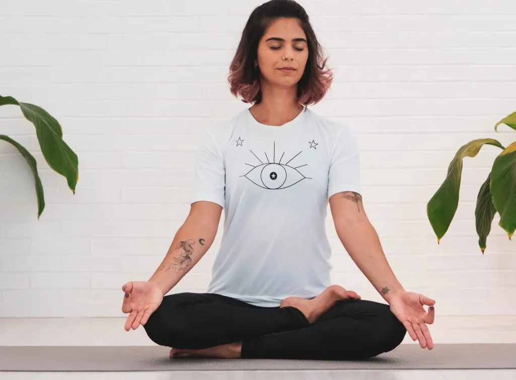 Mujer haciendo yoga